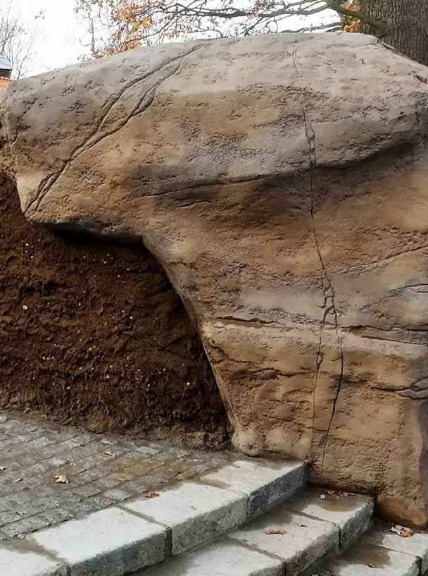 Ściana ze sztucznymi skałami pokryta imitacją ziemi