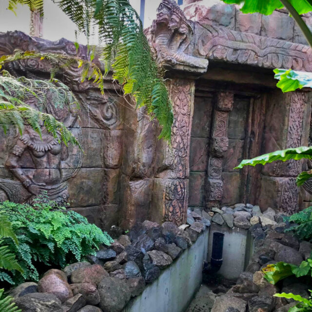Sculpturen en reliëfs replica van Angkor Wat tempel