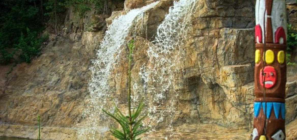 sztuczny wodospad miasteczko westernowe w Boskovicach Czechy